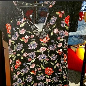 💋5/20 Bke boutique floral blouse size medium